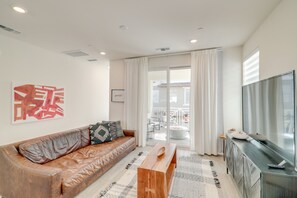 Living Room | 2nd Floor | Smart TV | Stairs Required