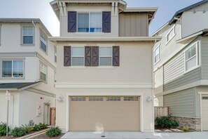 Home Exterior | Community Pool & Gym | Keyless Entry