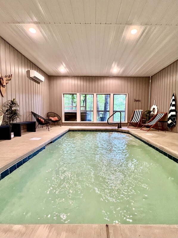 A full bathroom with shower is located inside the pool room 