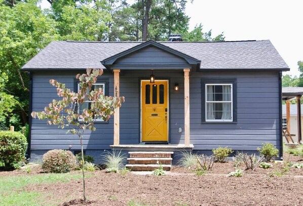 Newly renovated one bedroom home in the heart of Charlotte! 
Though it looks small, the open floor plan, raised ceiling, and sunlit windows make our cottage feel spacious and airy. Relax in the garden or on the screened in porch anytime of the year!