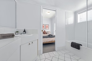 2-way Main Bathroom - Shower over Bath