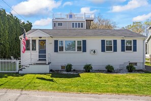Adorable beach cottage in York Beach, Maine