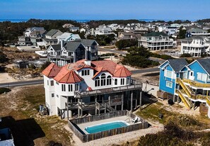 Experience the epitome of coastal luxury and embark on an unforgettable retreat where the rhythm of the ocean becomes your own.