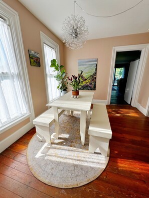 4 person eating area. Dining room.