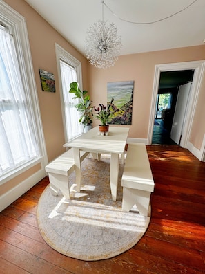 4 person eating area. Dining room.