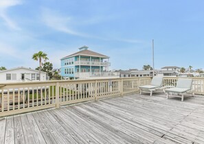 MASSIVE DECK FOR FAMILY FUN