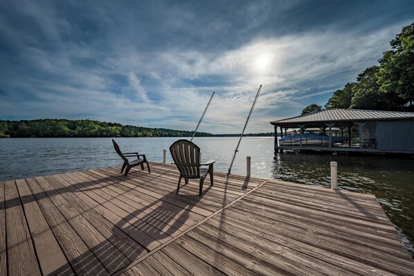 Sunset Oasis~ Lakefront | Private Dock | Screened Porch | Fire Pit | Pool Table | Large Deck