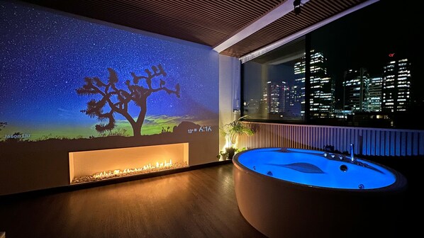 Indoor spa tub