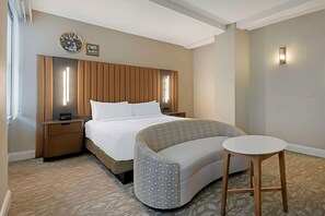 Unit with 1 King size bed. Exact unit will be assigned upon arrival. Views, colors and decor may vary.
