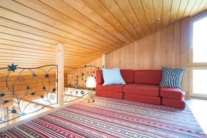 Open gallery above the living area