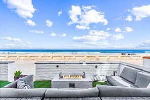 With the beach directly across from the boardwalk, you'll always be just steps away from the beautiful Mission Beach waters.