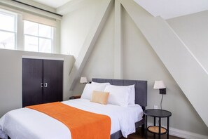 Bedroom with queen size bed