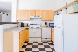 Full kitchen