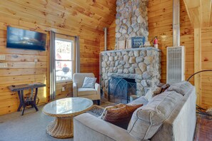 Living Room | Smart TV | Wood-Burning Fireplace | Central A/C | 1st Floor