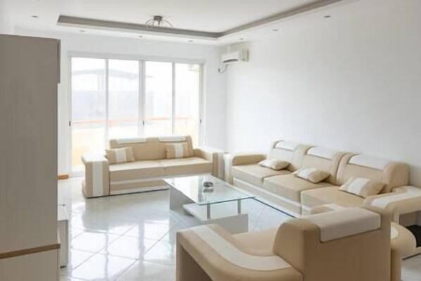 A spacious and bright living room (1)