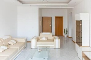 A spacious and bright living room (3)