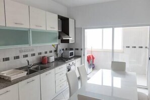 A full equipped kitchen (1)