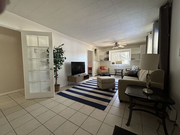 Cozy Living Room w/Tv for when the weather doesn't cooperate