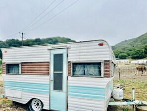 The 13' charming camper backs up right to the paddocks of adorable farm animals