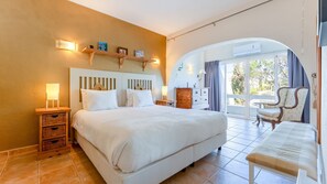 The room offers a comfortable mattress and quality bedding for a good night's rest.
#bedroom #comfort #rest #algarve #portugal