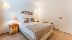 This room has a double bed with a comfortable mattress and quality bedding for a relaxing stay
#bedroom #rest #comfort #algarve #portugal