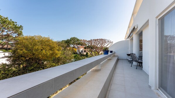 Experience luxury living in Vale do Lobo with this stunning apartment composed with a beautiful balcony equipped with outdoor furniture and a barbecue for dining and sunbathing. 
#balcony #relax #algarve #portugal