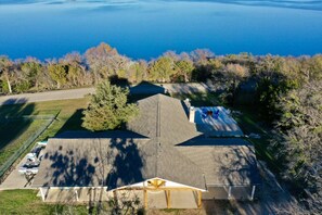 Welcome to Lago355 directly on Lake Whitney, ready to welcome you and your family