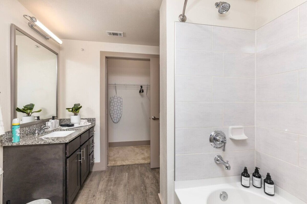 Luxurious Lakeside Retreat: 1BD Pool & Gym