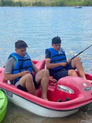 Fishing in the red paddle boat is a pretty good way to fish
