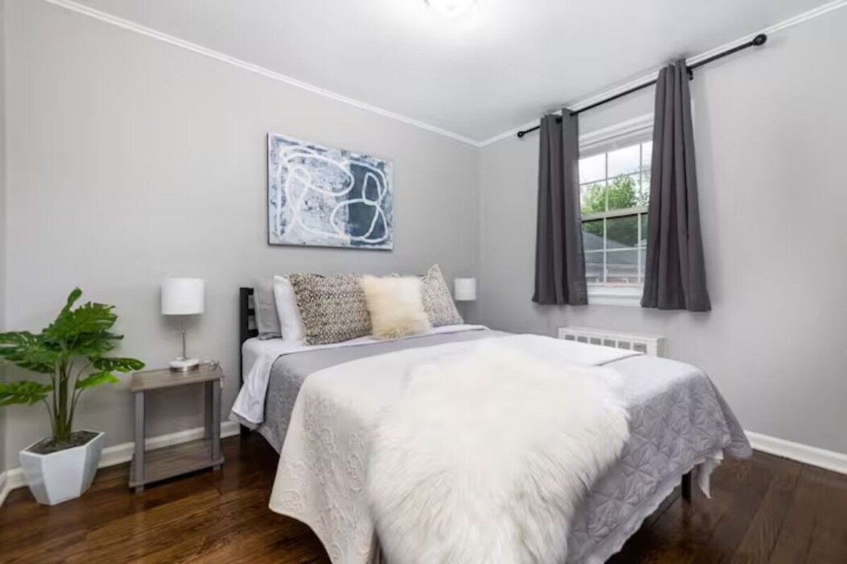 King Bed Apt – Fully Furnished w/ Max Amenities