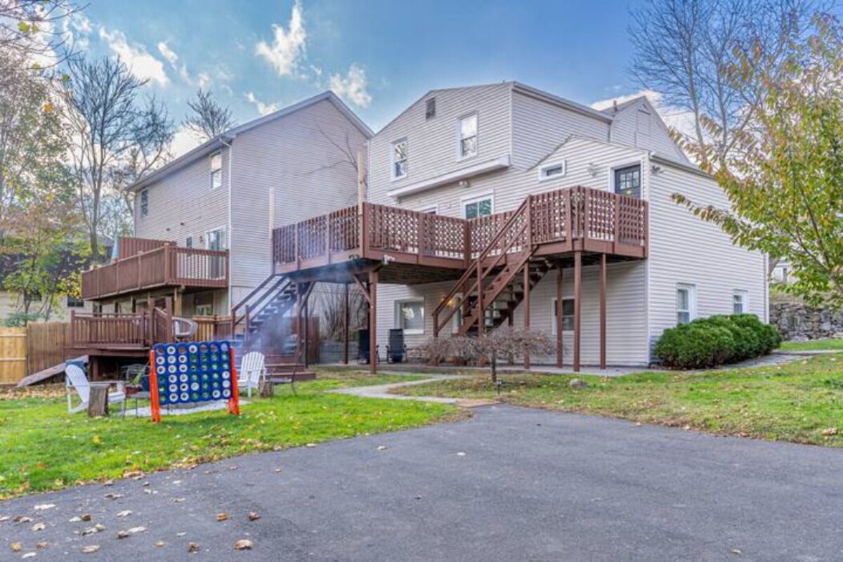 Luxorious 2-Bedroom Near Downtown Stamford with Laundry and Pet Friendly!