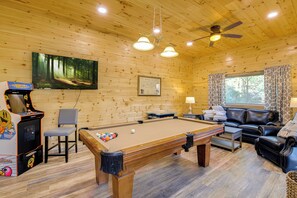 Game Room | Queen Sleeper Sofa | Smart TV