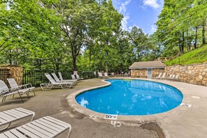 Cobbly Nob Resort Amenities | Community Pool