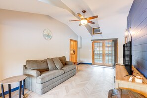 Living Room | Smart TV | Queen Sleeper Sofa | Single-Story Home