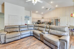 Living Room | Central Heating & A/C | Smart TV | Free WiFi