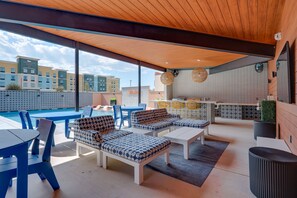 Community Lounge Area w/ Bar & Grills