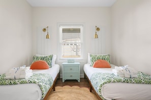 Bedroom w/ 2 Single Beds