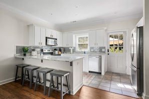 Fully Stocked Kitchen w/ Stainless Steel Appliances