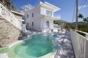 Balcony / Terrace / Patio, Building Exterior, Garden, Main Entrance, Pool, Spring, Summer