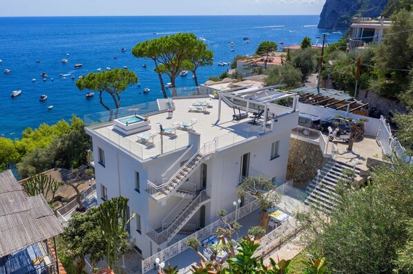 Balcony / Terrace / Patio, Building Exterior, Garden, Main Entrance, Pool, Spring, Summer