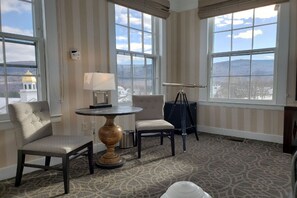 Discover the charm of this urban retreat, featuring sleek furnishings and a warm ambiance that welcomes you to relax and unwind.