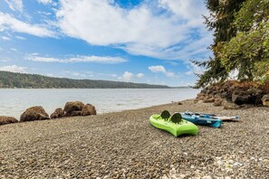 Shared kayaks and SUP to enjoy!
