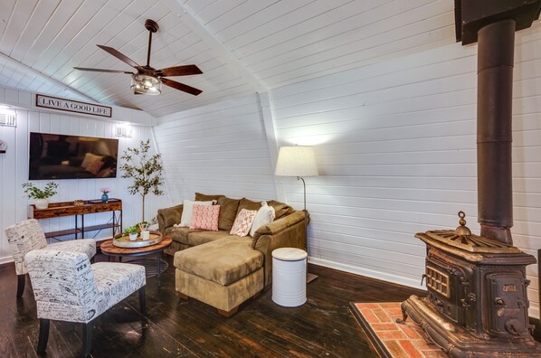 Willis Vacation Rental | 3BR | 2BA | 1,900 Sq Ft | Stairs Required to Access