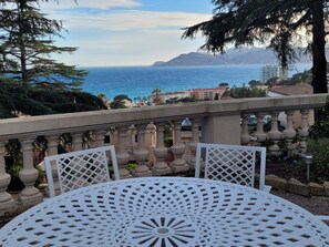 La table, sur la terrasse en rez de jardin. Accés par l' escalier