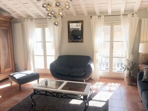 Nouveau Salon - New Living Room
