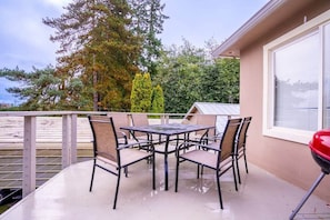 Experience the ultimate family getaway at Burien's inviting 3-BR Middle Unit Retreat, complete with a deck and BBQ for unforgettable outdoor memories