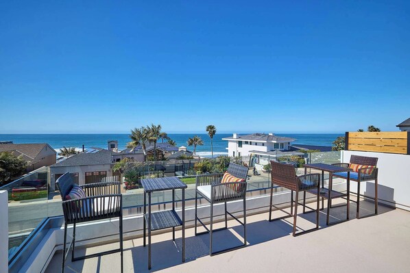 Roof top Lounge with white water ocean view 