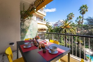  Breakfast under the sun with a garden view