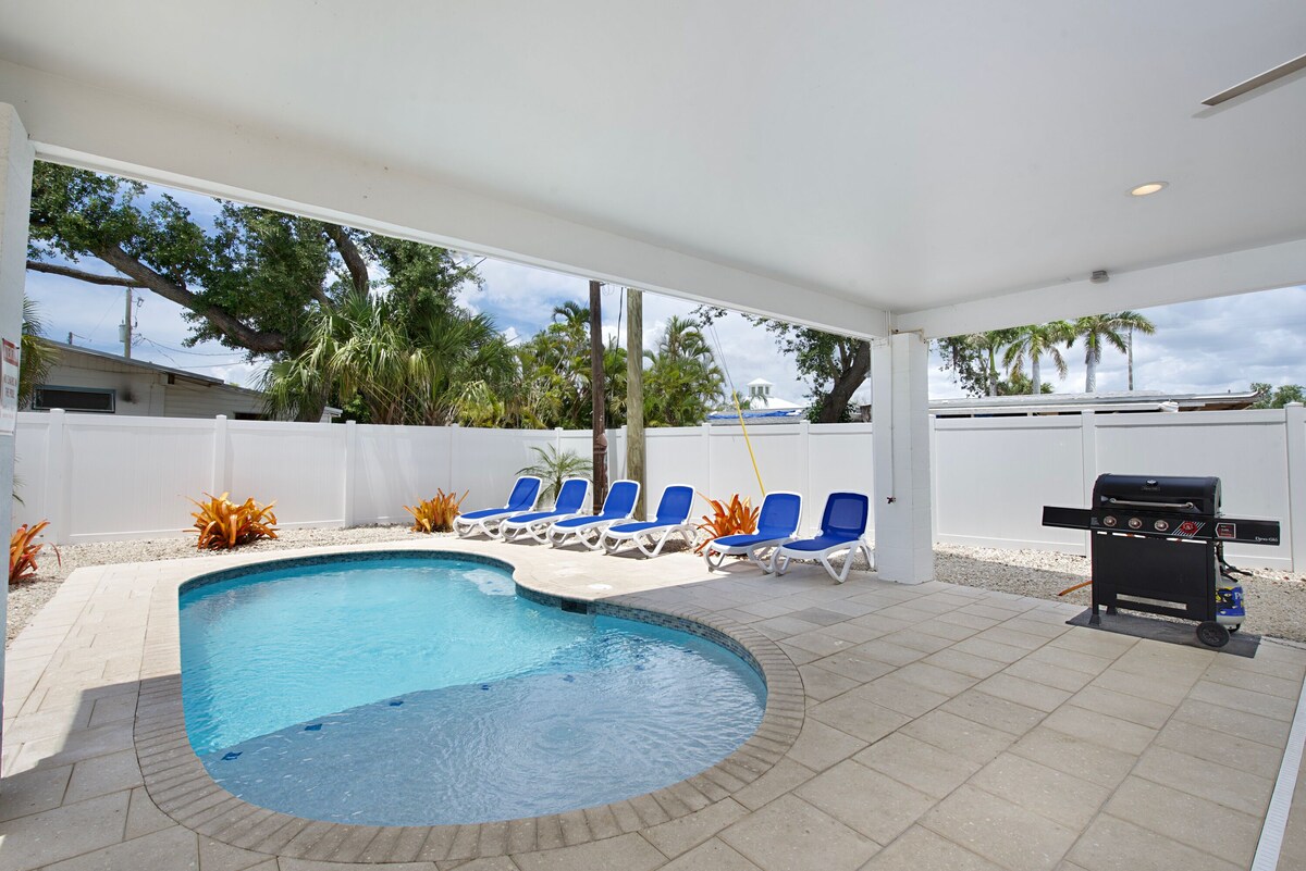 Private Heated Pool-Great Outdoor Spaces-Easy Walk to Beach-Paradise Found