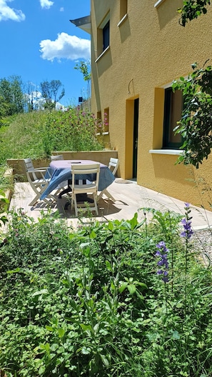 Terrasse privée avec vue sur le verger, en pleine campagne, bien ensoleillée